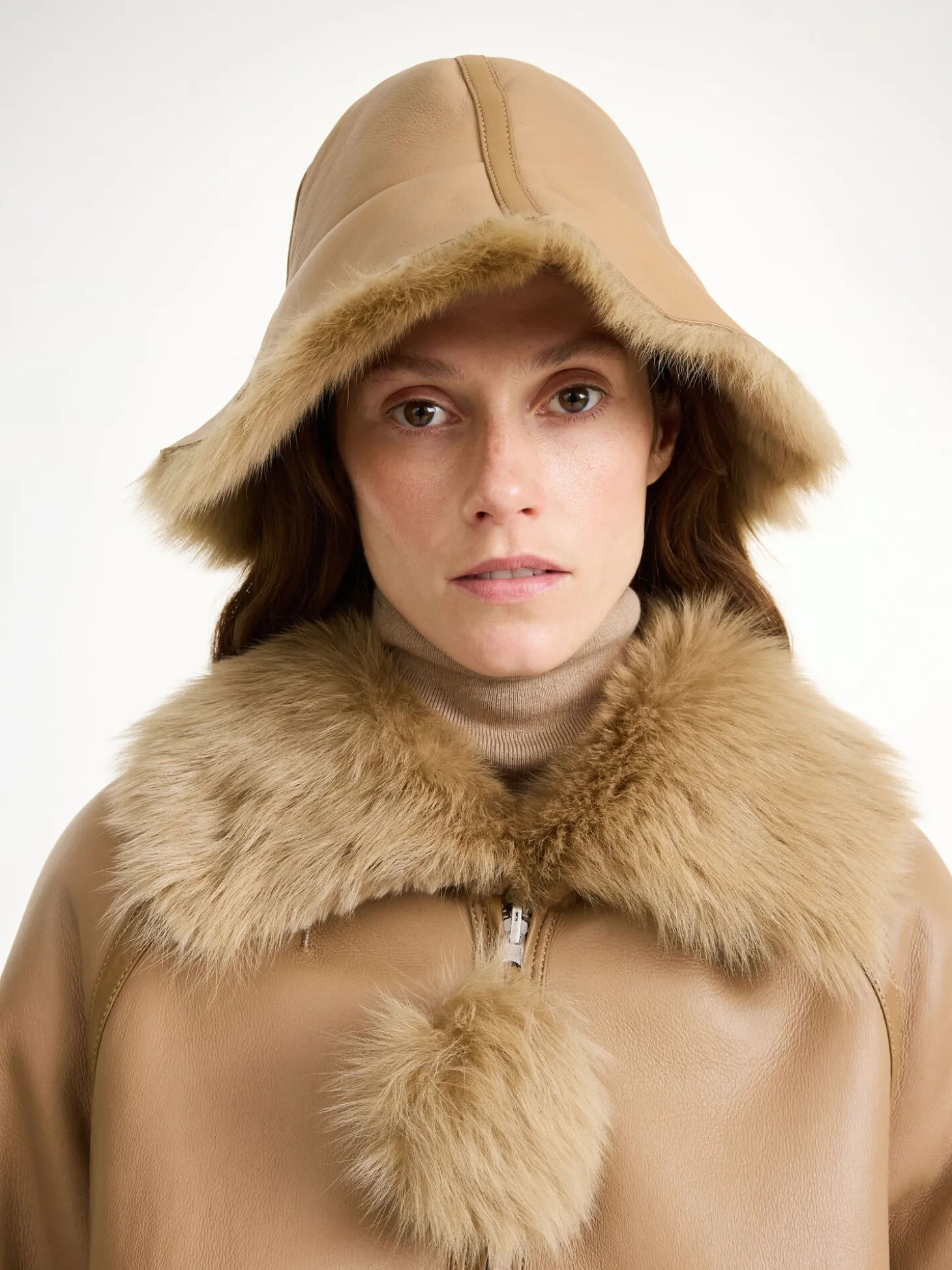 Online By Malene Birger Sheelan hat i shearling Tannin